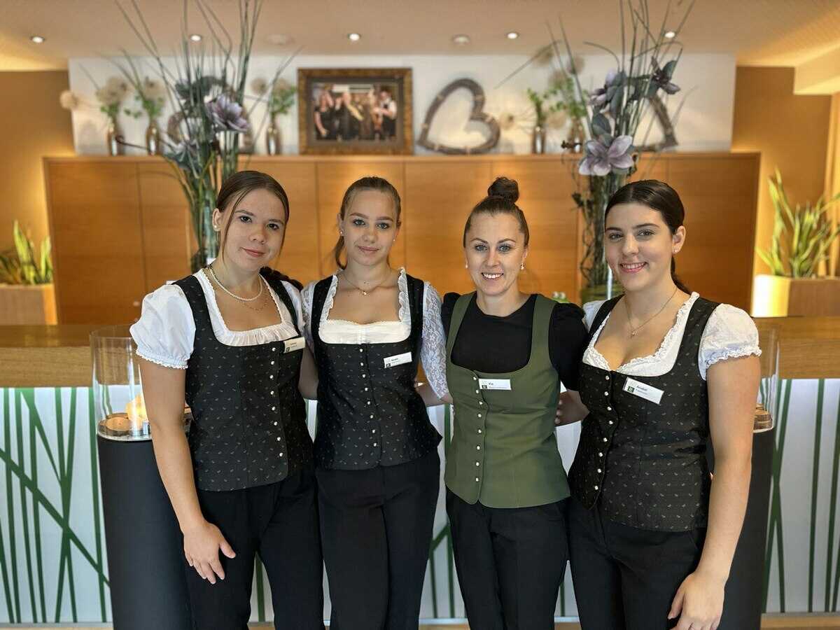 Ritzenhof_Simone Korner, Nicole Hofer, Anabel Josipovic mit Vijoleta Djokic (Restaurantleiterin)